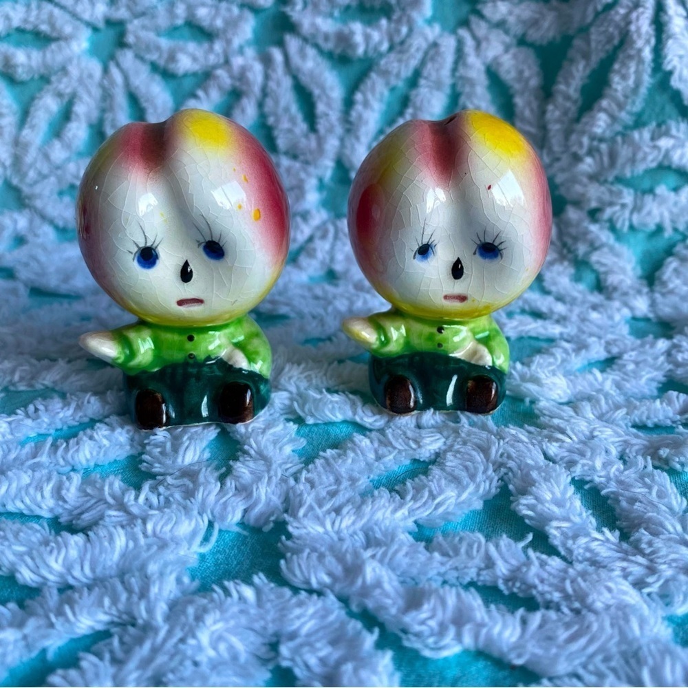 Vintage anthropomorphic salt & pepper shaker set sweet sad peaches fruits